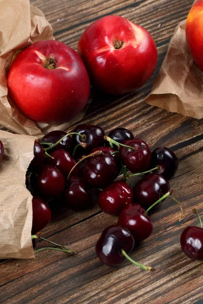 Een Verticale Close Van Rijpe Kersen Rode Appels — Stockfoto