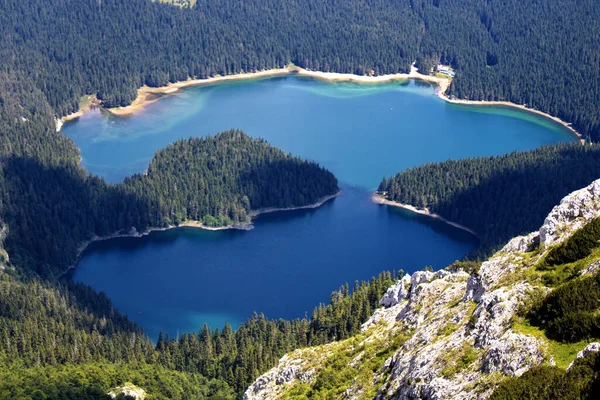 Błękitne Jezioro Otoczone Górami Porośniętymi Lasami — Zdjęcie stockowe