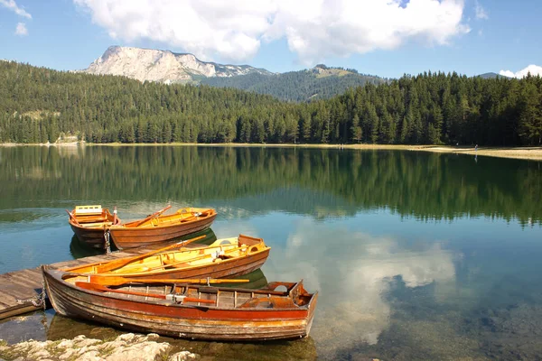 碧绿的湖水 四周是森林覆盖的群山 — 图库照片