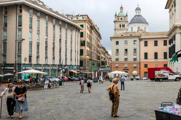 Женоа Италия Июля 2021 Люди Идущие Площади Феррари Генуе Италия — стоковое фото