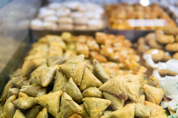 Close View Domowe Ciasta Marokańskie Wyświetlane Tradycyjnym Rynku Spożywczym — Zdjęcie stockowe