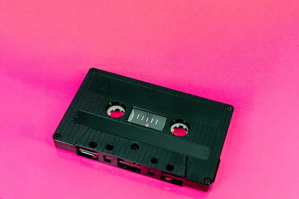 Una Cinta Casete Audio Vintage Sobre Fondo Rosa — Foto de Stock