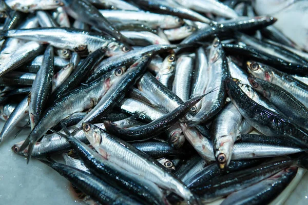 Vista Perto Peixes Frescos Exibidos Mercado Alimentos Tradicionais Uma Pilha — Fotografia de Stock