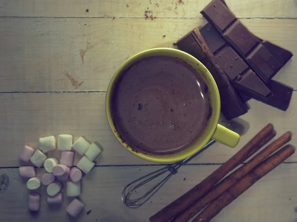Ahşap Arka Planda Malzemeli Sıcak Çikolata — Stok fotoğraf