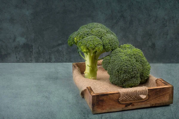 Verse Broccoli Een Getextureerde Achtergrond Lege Ruimte Voor Tekst Veganistisch — Stockfoto