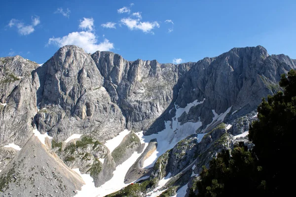 Een Rotsachtige Berg Met Mos Erop Onder Blauwe Lucht — Stockfoto