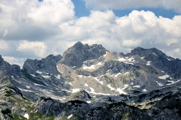 Een Rotsachtige Berg Met Sneeuw Erop Onder Blauwe Lucht — Stockfoto