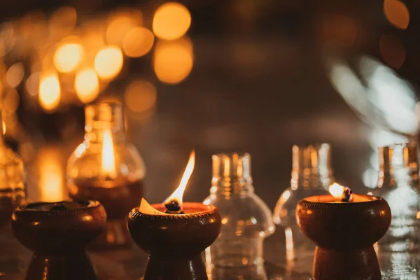 Ένα Κοντινό Πλάνο Φωτισμένα Κεριά Ένα Τραπέζι — Φωτογραφία Αρχείου