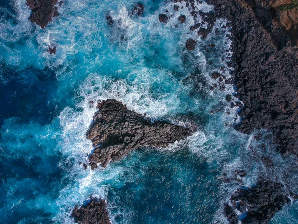 Luftaufnahme Von Meereswellen Die Auf Schwarze Vulkanische Felsen Der Küste — Stockfoto