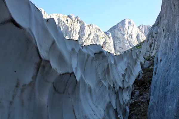 Sentier Gris Rocheux Travers Une Montagne Sous Ciel Bleu — Photo