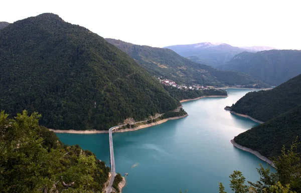 Lac Azuriu Înconjurat Munți Acoperiți Păduri — Fotografie, imagine de stoc