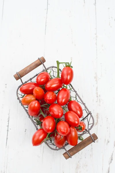 Tomates Rojos Frescos Cereza Sobre Fondo Blanco Malhumorado Espacio Copia — Foto de Stock