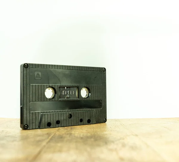 Eine Alte Audiokassette Auf Einer Hölzernen Oberfläche — Stockfoto