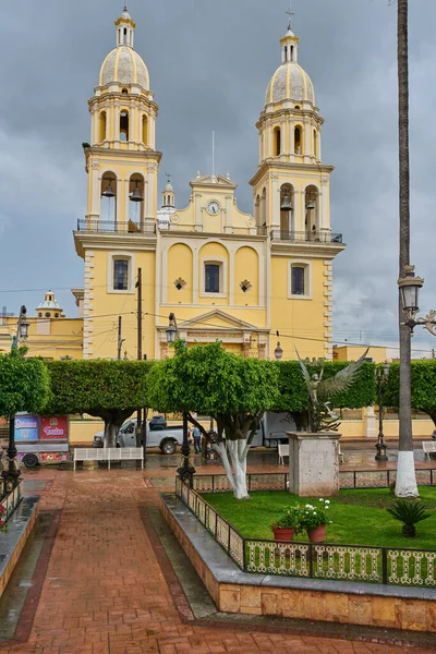 ユニオン トゥラ メキシコ 2021年6月24日 中央にキオスクを持つユニオン トゥラ ハリスコのメインガーデン広場の教会 — ストック写真