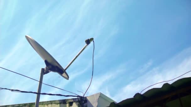 Binanın Çatısında Uydu Anteni Var — Stok video