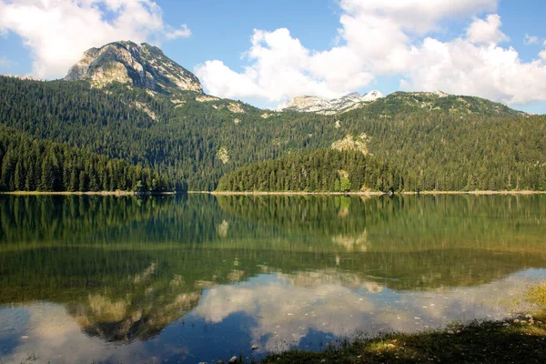 Azurové Jezero Obklopené Horami Pokrytými Lesy — Stock fotografie