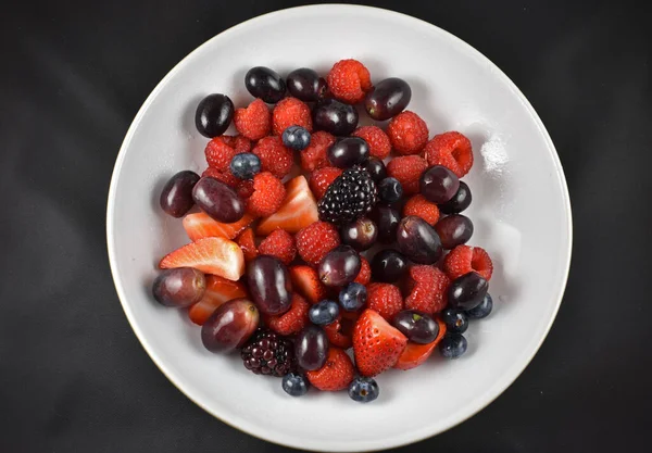 Schaal Van Rode Blauwe Fruit Bessen Zwarte Achtergrond Veganistisch Vegetarisch — Stockfoto