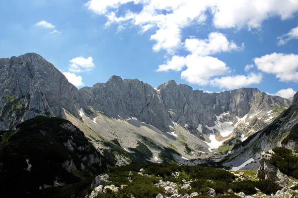 Sebuah Gunung Berbatu Dengan Rumput Atasnya Bawah Langit Biru — Stok Foto