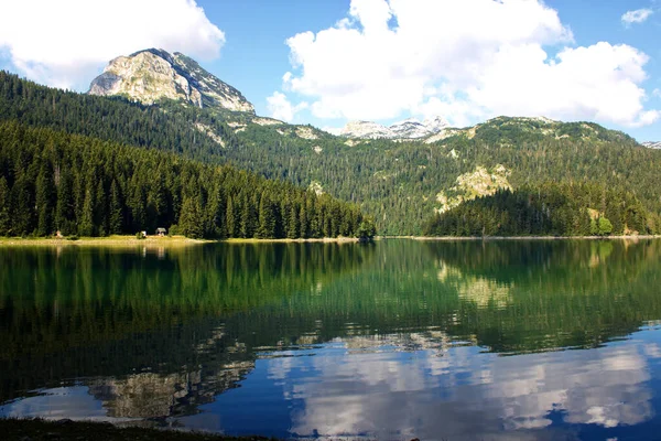 Azurové Jezero Obklopené Horami Pokrytými Lesy — Stock fotografie