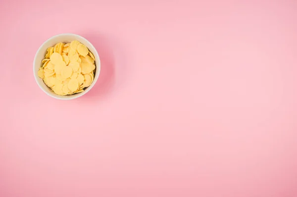 Uma Tigela Flocos Milho Isolados Fundo Rosa Com Espaço Livre — Fotografia de Stock