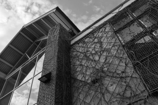 Eine Schwarz Weiß Aufnahme Der Front Des Liberty Bell Center — Stockfoto