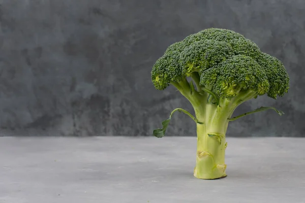 Verse Broccoli Een Getextureerde Achtergrond Lege Ruimte Voor Tekst Veganistisch — Stockfoto