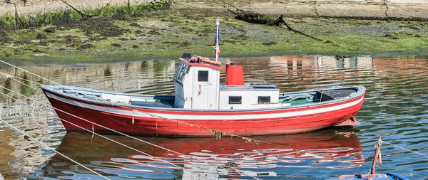 在一个温暖的夏日 一艘红色的小船停泊在西班牙孔巴罗港 — 图库照片