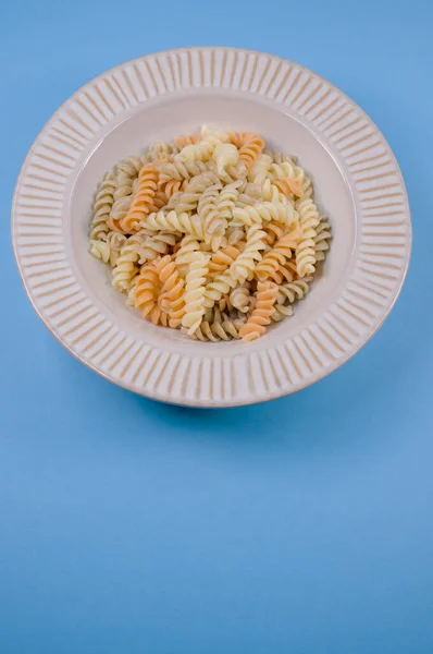 Ein Teller Mit Pasta Drehungen Isoliert Auf Blauem Hintergrund Mit — Stockfoto