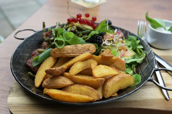 Una Deliciosa Comida Papas Crujientes Con Una Ensalada Fresca Café — Foto de Stock