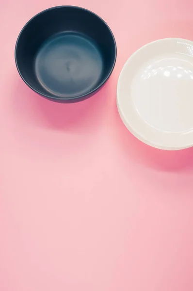 Top View Empty Ceramic Black White Plates Pink Background — Stock Photo, Image