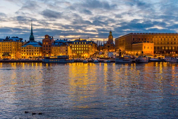在瑞典的夜晚 在乌云密布的天空下 斯德哥尔摩的美丽而明亮的城市景观 — 图库照片