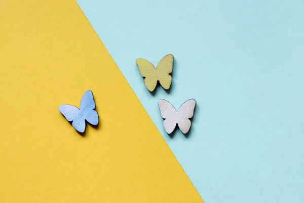 Una Hermosa Mariposas Colores Sobre Fondo Amarillo Azul Claro Ideal —  Fotos de Stock