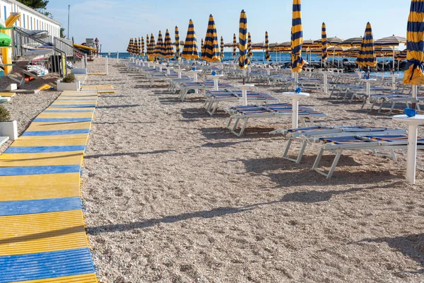 Піщаний Пляж Закритими Парасолями Кріслами Вранці Нумані — стокове фото