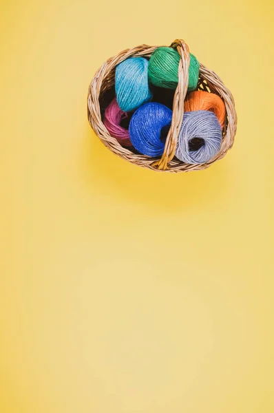 Een Verticaal Shot Van Gekleurde Katoenen Draden Een Mand Een — Stockfoto