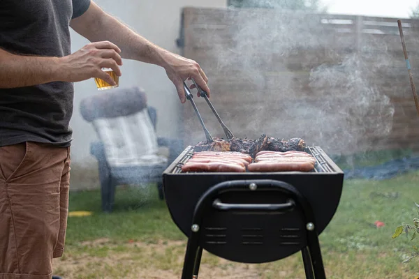 남자가 용기에 고기를 요리하는 — 스톡 사진