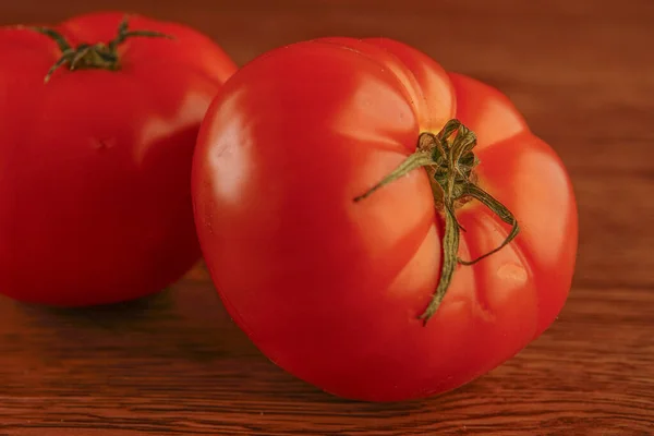 Die Roten Frischen Tomaten Auf Einem Holztisch — Stockfoto