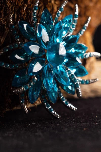 모양의 아름다운 파란색 브로치의 클로즈업 — 스톡 사진