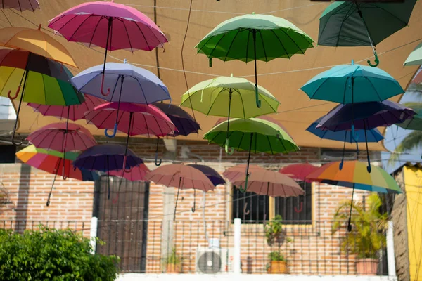 Gli Ombrelli Decorativi Colorati Appesi Cavi — Foto Stock