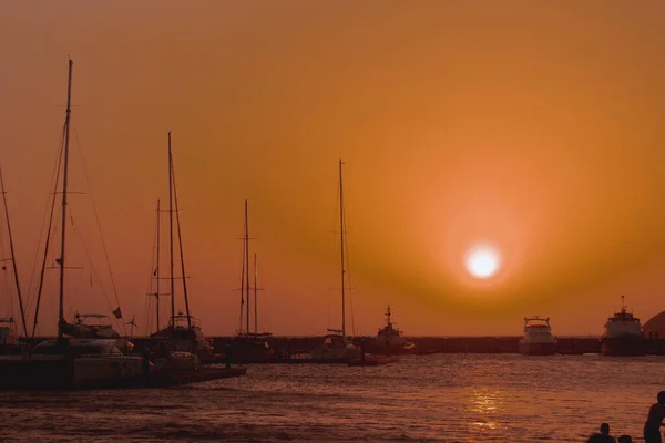 Vacker Ljus Orange Solnedgång Nära Hamn Med Båtar — Stockfoto