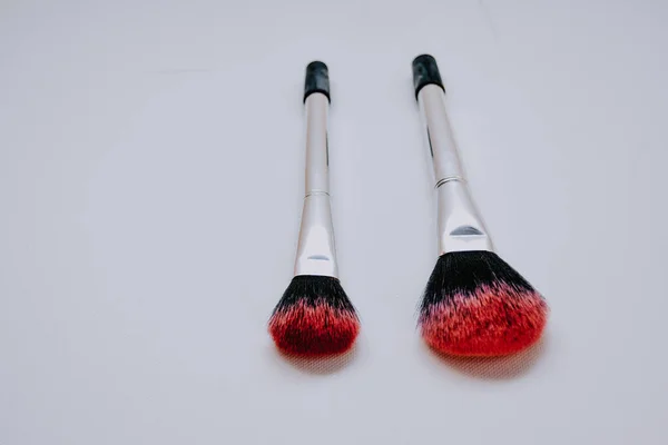 Dos Cepillos Maquillaje Mesa Diferentes Tamaños Mesa Blanca — Foto de Stock