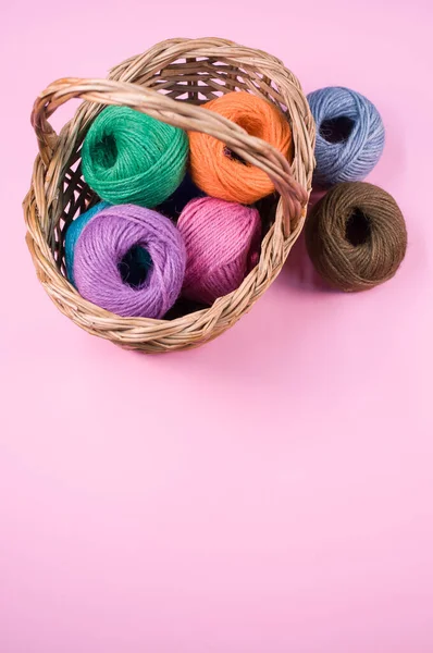 Eine Vertikale Aufnahme Farbiger Baumwollfäden Einem Korb Auf Rosa Hintergrund — Stockfoto