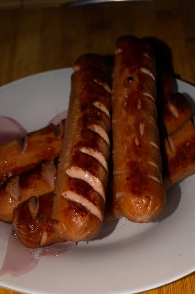 Die Frischen Grillwürste Auf Dem Teller — Stockfoto