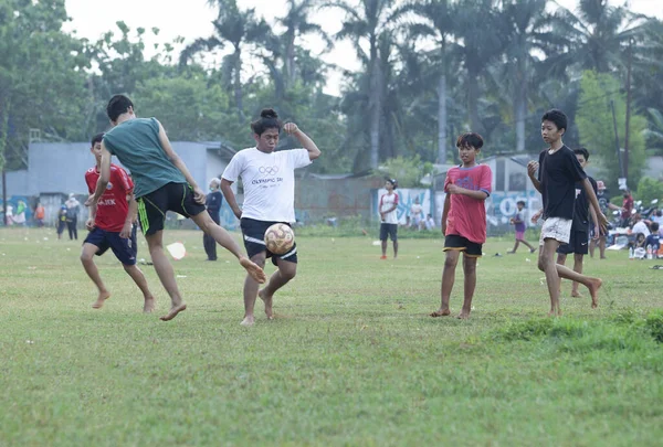Jakarta Indonesia 2021 Algunos Niños Juegan Fútbol Campo Sin Usar — Foto de Stock