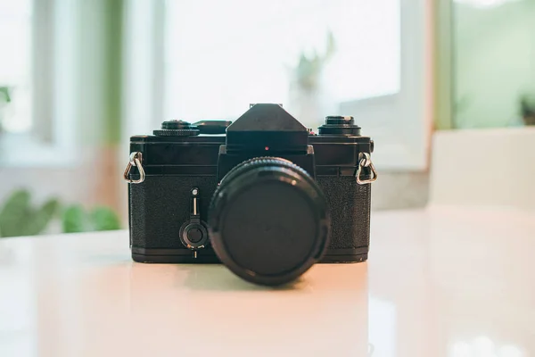 Μια Επιλεκτική Λήψη Μιας Φωτογραφικής Μηχανής Canon Λογότυπα Κομμένα — Φωτογραφία Αρχείου