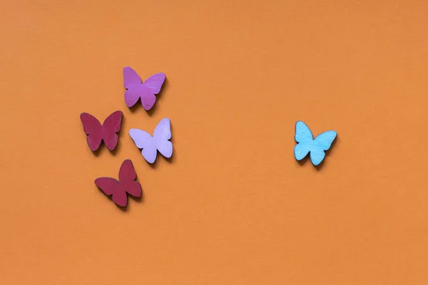 Una Hermosa Mariposas Colores Sobre Fondo Naranja Ideal Para Papel —  Fotos de Stock