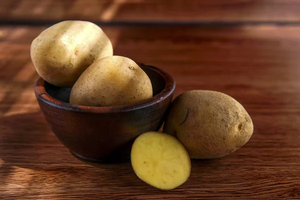 Φρέσκες Πατάτες Ξύλινο Τραπέζι — Φωτογραφία Αρχείου