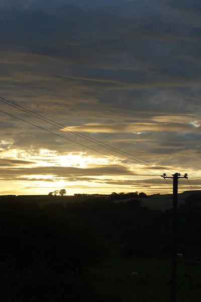 Ein Strommast Auf Dem Feld Sonnenuntergang — Stockfoto