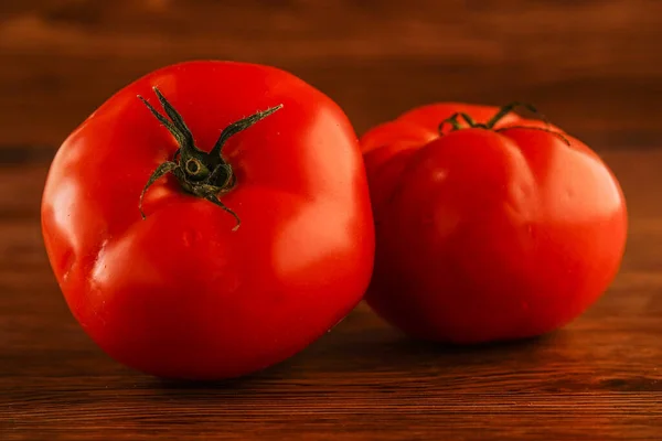 木のテーブルの上の赤い新鮮なトマト — ストック写真