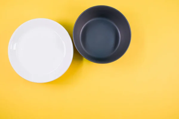 Top View Empty Ceramic Black White Plates Yellow Background — Stock Photo, Image