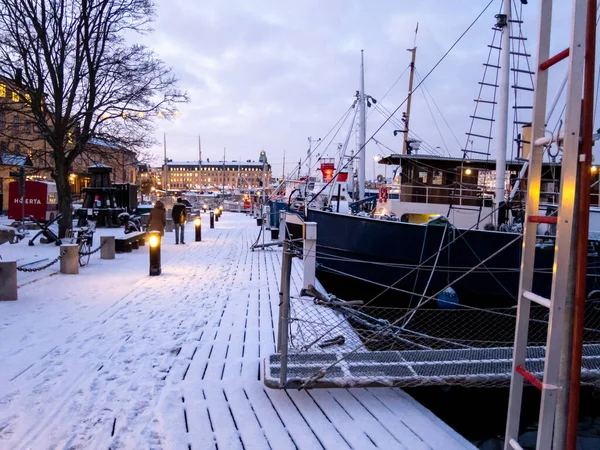 Egy Hosszú Havas Faút Felhős Alatt Stockholmi Kikötőben Svédországban — Stock Fotó